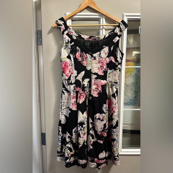 Size 6 White House Black Market Floral Fit and Flare Dress - Picture 3 of 6